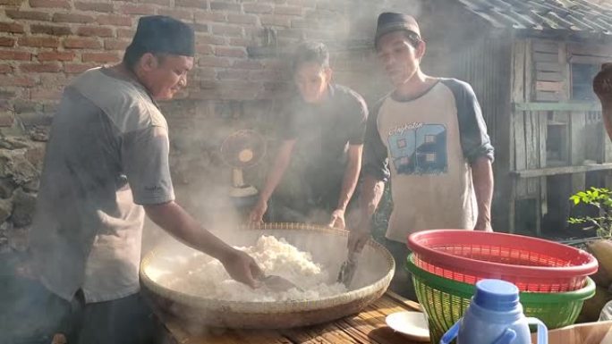 食物视频米饭被两个老人搅拌时用风扇烹饪和冷却