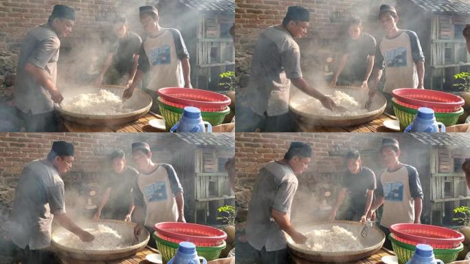 食物视频米饭被两个老人搅拌时用风扇烹饪和冷却