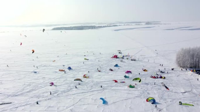 跳伞。下雪。人们用风筝滑板滑雪和滑雪板。