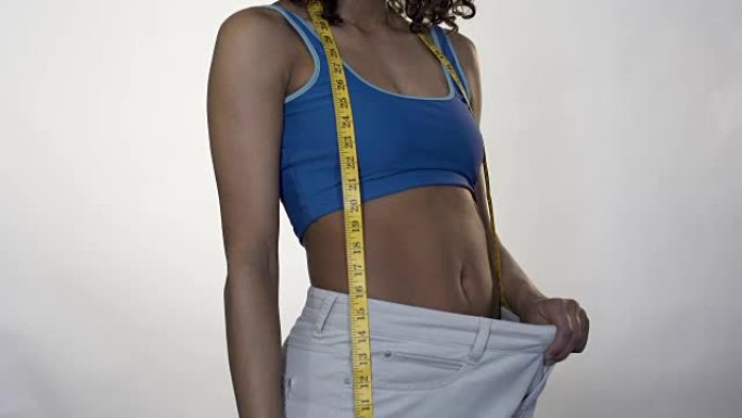 年轻女性表现出减肥效果，坚持苹果，控制体重