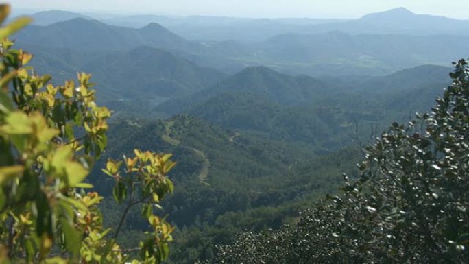 令人惊叹的山景，绿色山丘的水平全景，美丽的自然