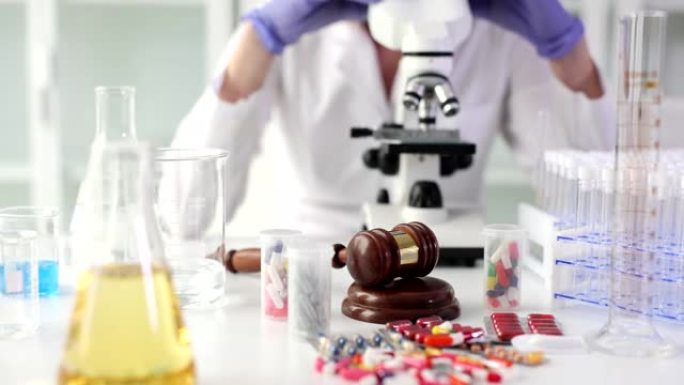 法医学和法医学在实验室中对药丸进行研究