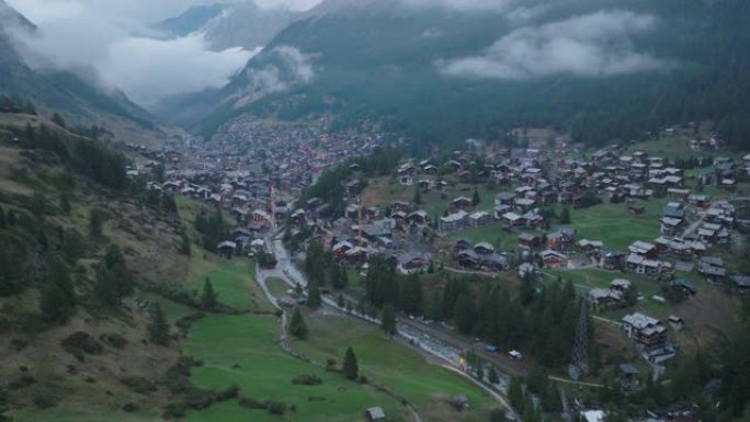 空中无人机拍摄了Zermatt小山村的黄昏