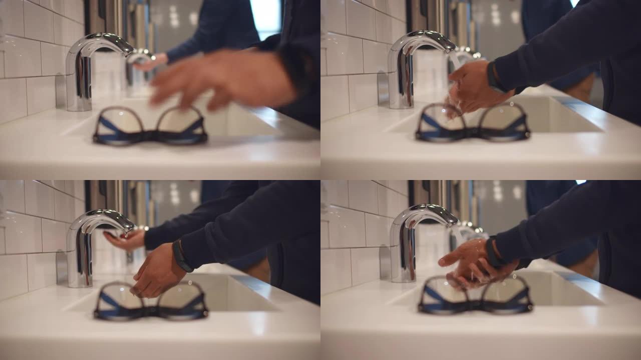 男子在公共厕所洗手的短枪。实时