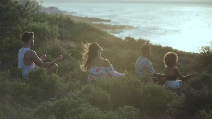 各种各样的朋友坐在草崖上放松身心。在莲花位置冥想
