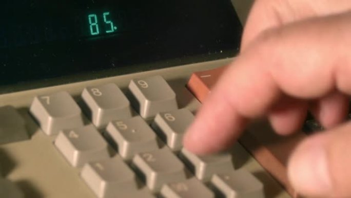 老式加法机器计算器。