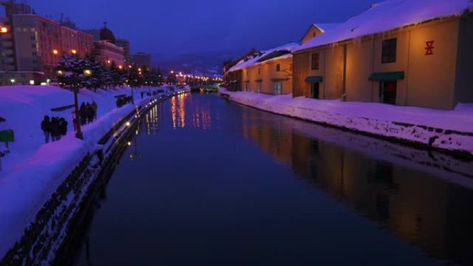 冬季黄昏时分倾斜小樽运河的镜头