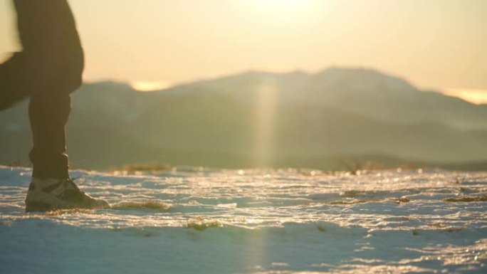 男性徒步旅行者在冬天的雪山中攀登