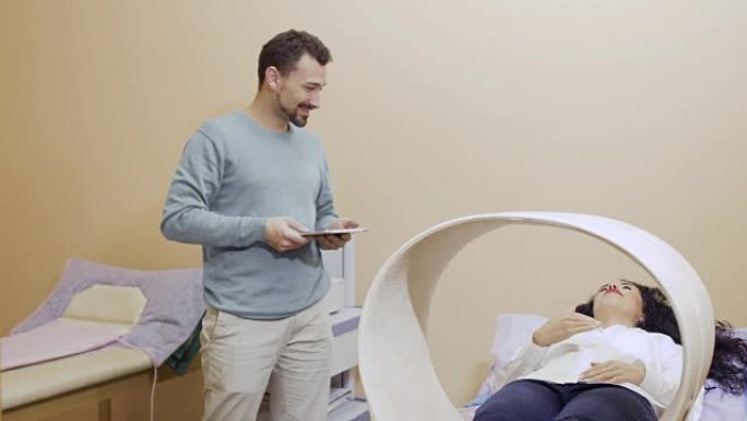 在磁疗期间，医生与病人谈话在诊所