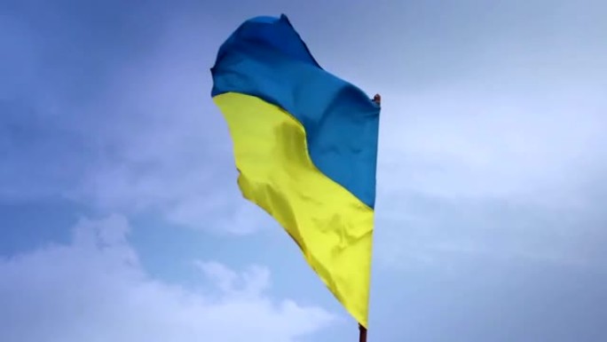 蓝天上飘扬的乌克兰国旗。乌克兰