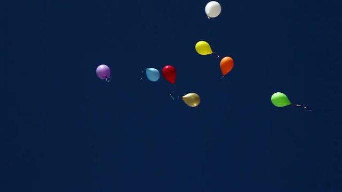男孩让气球飞入天空