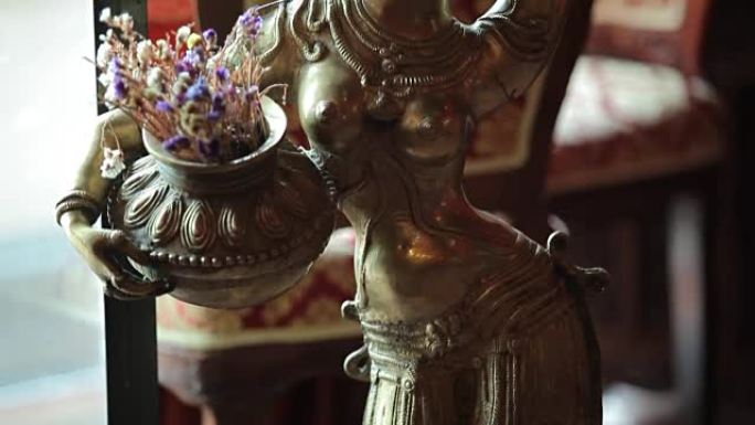 餐厅里有女孩的美丽印度小雕像