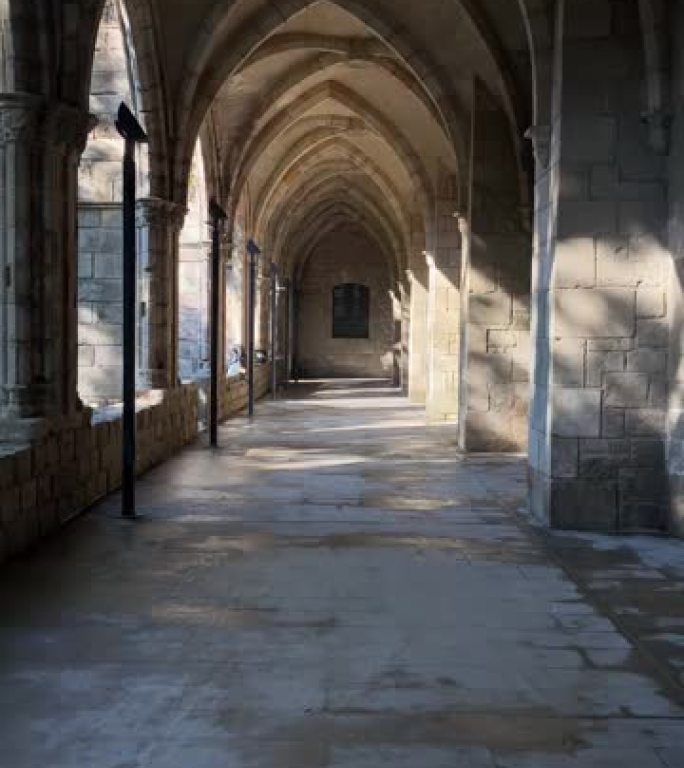 中世纪城堡中有拱门的走廊