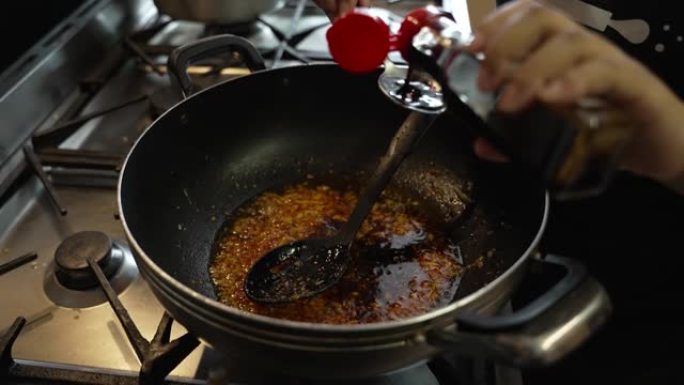 将酱油添加到炖煮的大蒜中，冷到锅里。慢动作