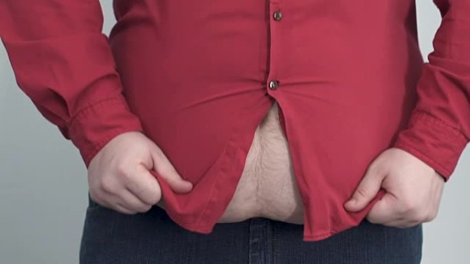 胖乎乎的男人试图在他沉重的腹部上拉衬衫，纽扣撕裂，慢动作