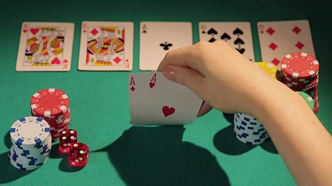扑克玩家抓住满屋手，检查牌前投注
