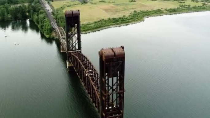 横跨俄勒冈州波特兰威拉米特河的空中伯灵顿北部铁路桥5.1