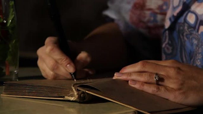 女性手在婚礼前在新娘日记中写笔记，大日子计划