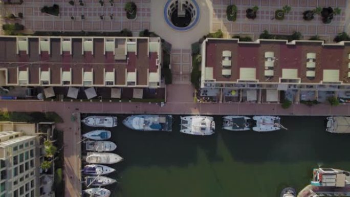 以色列玛丽娜·赫兹利亚07-玛丽娜综合大楼的住宅楼、酒店和船只的俯视图