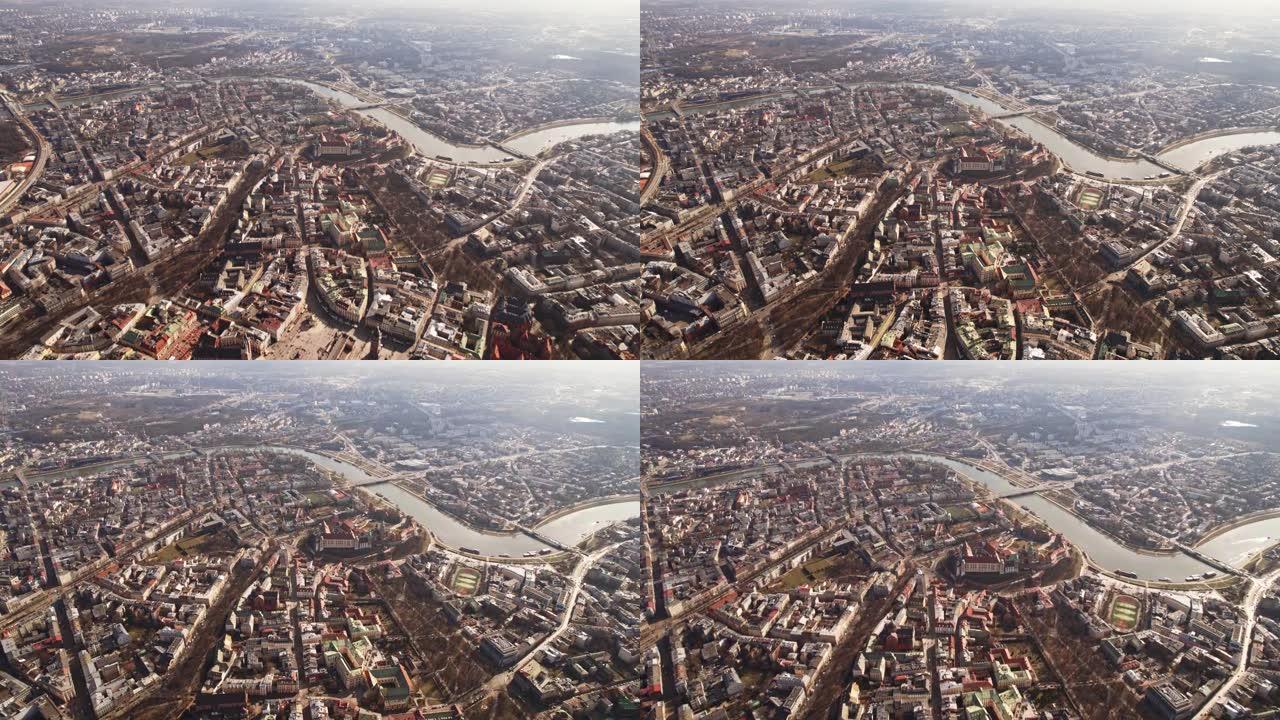 从静止的春天高处俯瞰市中心，缓慢向前飞，揭示了河无人机的空中波兰复兴