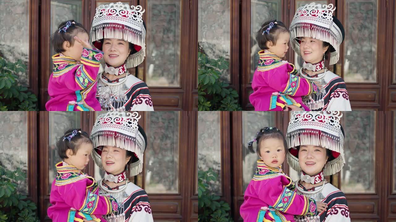 母女穿中国少数民族服装，中国云南。