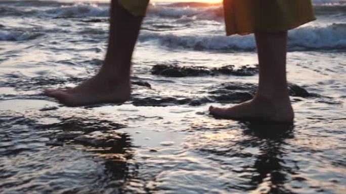 赤脚的女人在海洋自然的夏日海滩上散步。夏天度假时，漂亮的成年女孩赤脚在斯洛莫户外散步。天堂海景黎明时