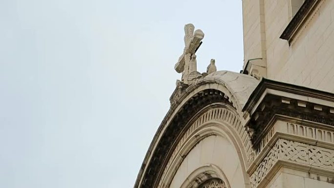 具有保加利亚造型和雕塑的纪念性大教堂，国旗