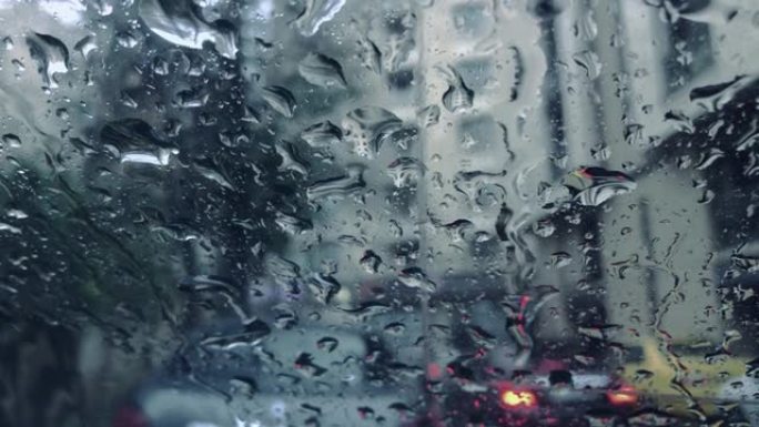 雨水落在静止的汽车挡风玻璃上