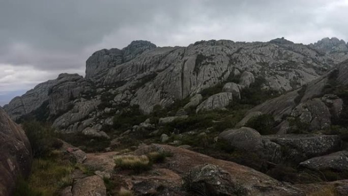 徒步旅行安德林格特拉国家公园，马达加斯加，山地景观，景观全景。安德林格特拉山脉的旅游步道。马达加斯加