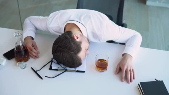 酗酒，饮酒概念。醉酒的员工在工作场所睡觉