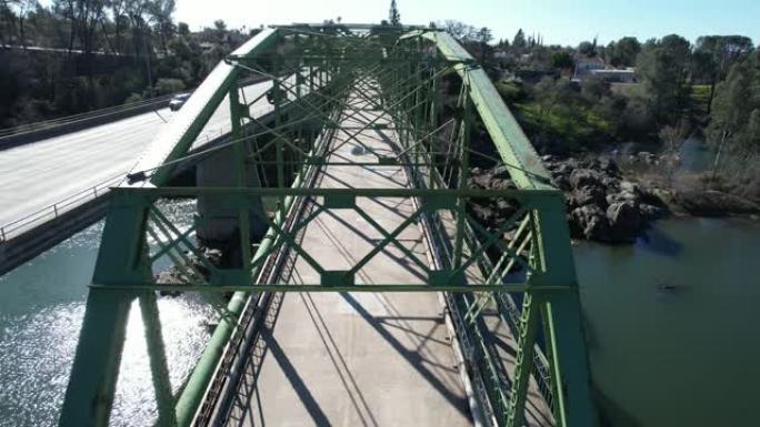 加利福尼亚奥罗维尔羽毛河上的桥
