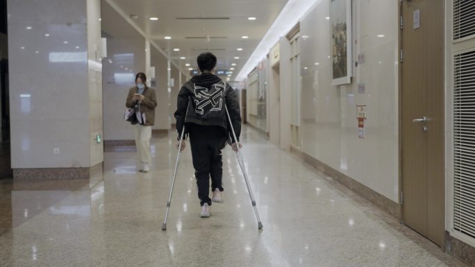 【合集】脚踝扭伤医院急诊 拄拐杖的男孩