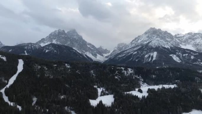 蓝雪覆盖加拿大山区景观的飞机鸟瞰图