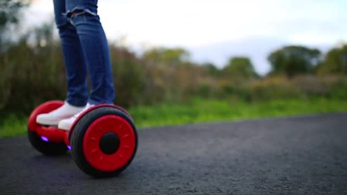 年轻人骑在公园的气垫板上。内容技术。一个新的运动。双轮自平衡电动滑板智能特写
