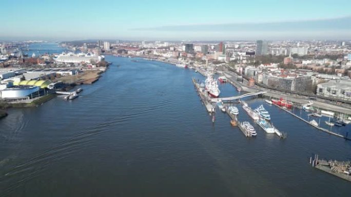 易北河的空中全景，包括汉堡港、圣保利码头、天际线、圣迈克尔斯教堂塔 (米歇尔) 和易北河爱乐音乐厅 