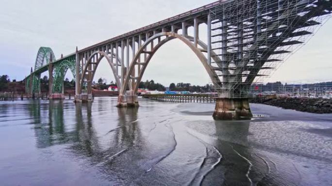 无人机空中亚奎纳湾大桥脚手架修复新港俄勒冈州海岸视频10