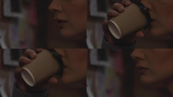 女士警察用纸杯喝热咖啡，思考案件事实