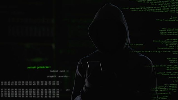 黑客在屏幕上接收资金转移消息，银行安全攻击