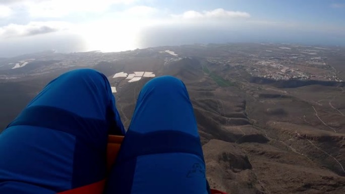 滑翔伞在崎rock的岩石地形上飞行的前视图