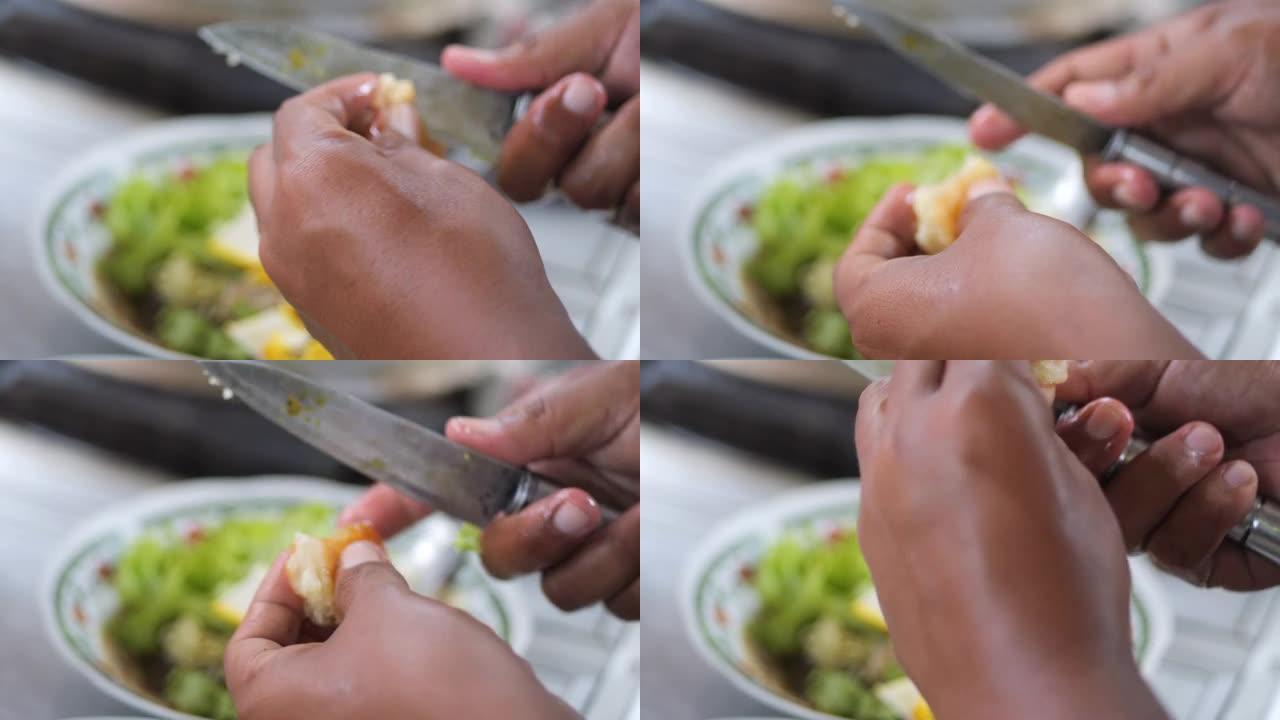 选择性聚焦准备塔胡坎普尔泗水。它的传统食物包括豆腐切片，年糕，木薯蛋糕，牛腿，面条和黑虾酱的黑汤。
