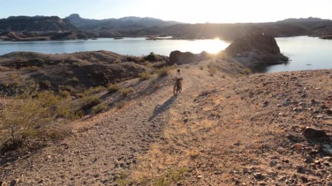 成熟的女自行车手登上沙漠轨道