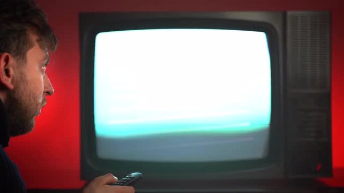 红色背景上闪烁横条纹的老式复古电视，有兴趣的人用遥控器改变电视频道，在老式电视上观看新闻媒体的人