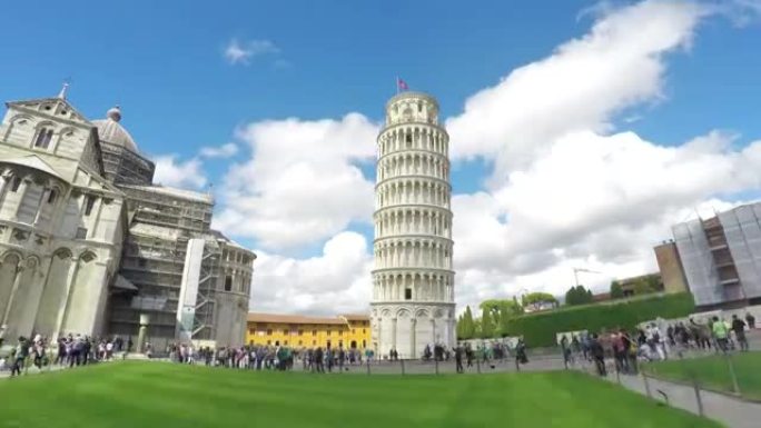 游客参观意大利著名的比萨斜塔。夏云延时