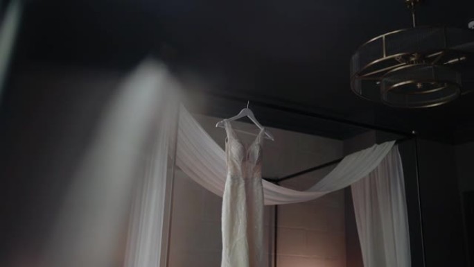 白色优雅时尚的新娘婚纱挂在房间里。