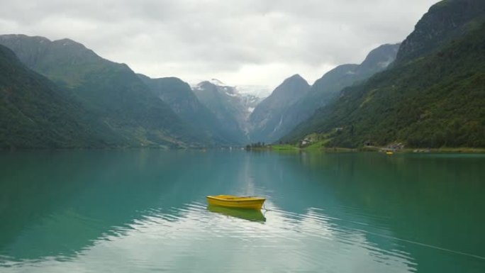 蓝色平静湖上的船的风景