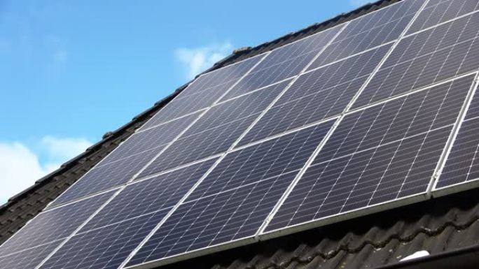 太阳能电池板在住宅屋顶上产生清洁能源的时间流逝。