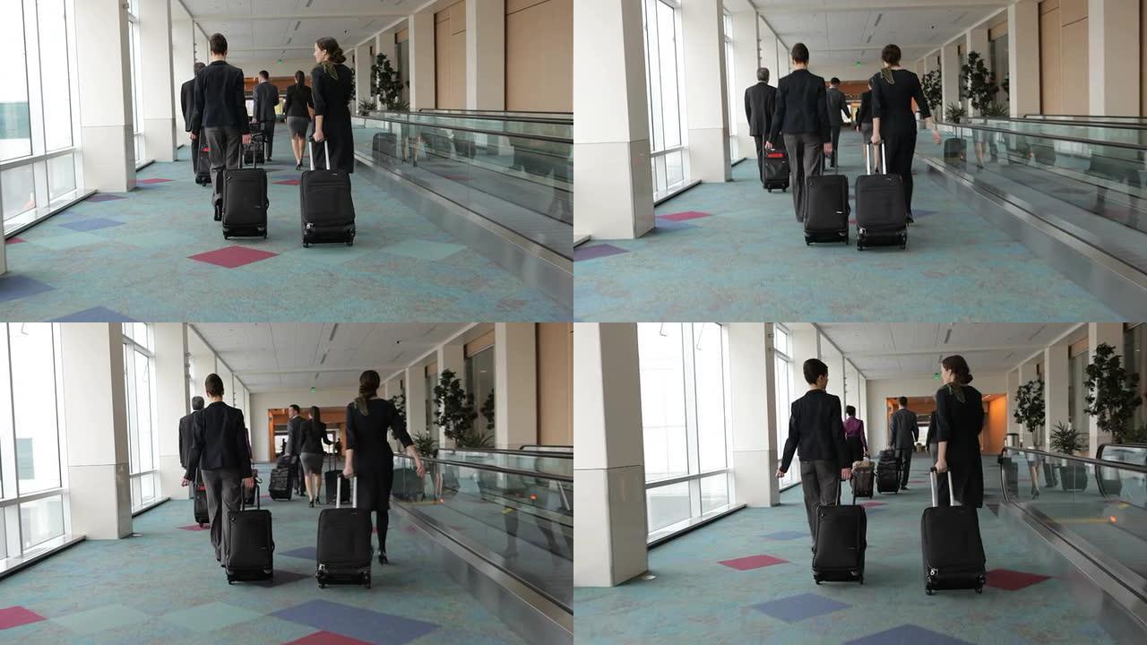 商务人士带着行李穿过机场