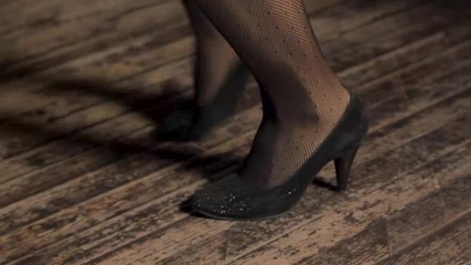 女人穿着黑色高跟鞋在夜总会跳舞狐步舞，爱好
