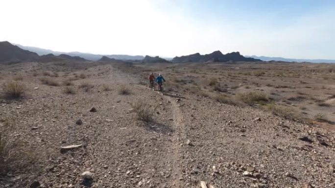 沙漠山脊峰成熟夫妇电子自行车的第一人称视角
