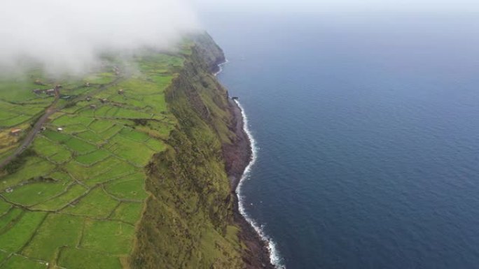 葡萄牙亚速尔群岛沿海岸线悬崖的鸟瞰图。